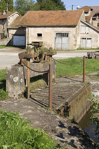 Vanne de prise d'eau de l'étang. © Jérôme Mongreville / Région Bourgogne-Franche-Comté, Inventaire du patrimoine - 2006 Vanne de prise d'eau de l'étang. © Jérôme Mongreville / Région Bourgogne-Franche-Comté, Inventaire du patrimoine - 2006