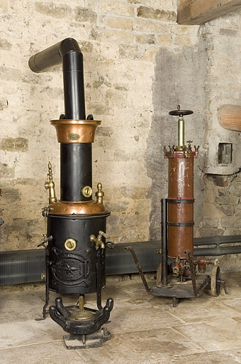 Chaudière des Ets Chatillon (pour l'entretien des tonneaux de fermentation) et filtreuse Simoneton. © Jérôme Mongreville / Région Bourgogne-Franche-Comté, Inventaire du patrimoine - 2006