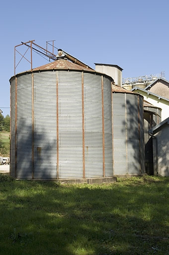 Silos métalliques. Vue depuis l'ouest. © Jérôme Mongreville / Région Bourgogne-Franche-Comté, Inventaire du patrimoine - 2006