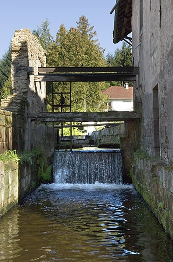 Bief de dérivation depuis l'aval. © Jérôme Mongreville / Région Bourgogne-Franche-Comté, Inventaire du patrimoine - 2006