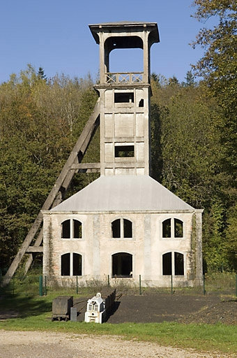Le chevalement vu de face. Vue rapprochée. © Jérôme Mongreville / Région Bourgogne-Franche-Comté, Inventaire du patrimoine - 2006