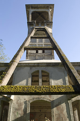 Le chevalement. Vue en contre-plongée. © Jérôme Mongreville / Région Bourgogne-Franche-Comté, Inventaire du patrimoine - 2006