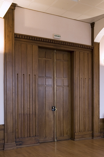 Corps d'entrée, amphithéâtre Labbé : détail d'une porte. © Yves Sancey / Région Bourgogne-Franche-Comté, Inventaire du patrimoine - 2007 Corps d'entrée, amphithéâtre Labbé : détail d'une porte. © Yves Sancey / Région Bourgogne-Franche-Comté, Inventaire du patrimoine - 2007