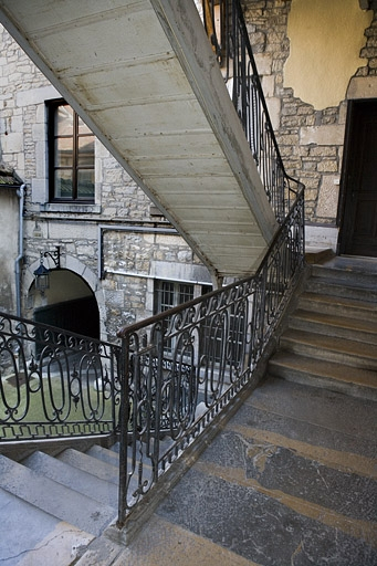 Vue d'ensemble de l'escalier à cage ouverte depuis le premier palier. © Yves Sancey / Région Bourgogne-Franche-Comté, Inventaire du patrimoine - 2007