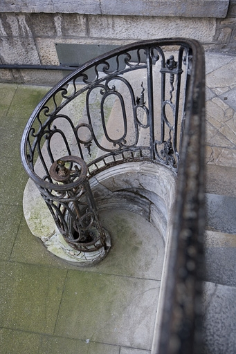 Détail du départ de la rampe en fer forgé de l'escalier à cage ouverte. © Yves Sancey / Région Bourgogne-Franche-Comté, Inventaire du patrimoine - 2007