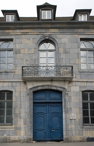 Détail du portail d'entrée et du balcon de la façade sur rue, de face. © Yves Sancey / Région Bourgogne-Franche-Comté, Inventaire du patrimoine - 2007