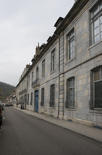 Vue d'ensemble de la façade sur rue, de trois quarts droit. © Yves Sancey / Région Bourgogne-Franche-Comté, Inventaire du patrimoine - 2007