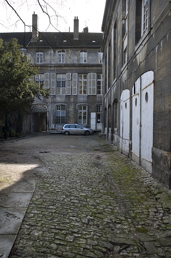 Façade sur cour depuis le fond de la parcelle. © Yves Sancey / Région Bourgogne-Franche-Comté, Inventaire du patrimoine - 2007
