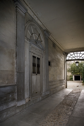Vue de l'entrée sous le passage cocher. © Yves Sancey / Région Bourgogne-Franche-Comté, Inventaire du patrimoine - 2007