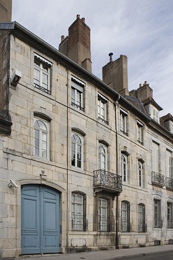 Vue d'ensemble de la façade sur rue de trois quarts gauche. © Yves Sancey / Région Bourgogne-Franche-Comté, Inventaire du patrimoine - 2007