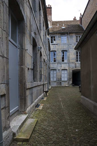 Vue d'ensemble des bâtiments depuis le fond de la cour. © Yves Sancey / Région Bourgogne-Franche-Comté, Inventaire du patrimoine - 2007