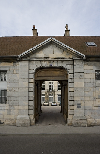 Vue d'ensemble du portail d'entrée dans la cour. © Yves Sancey / Région Bourgogne-Franche-Comté, Inventaire du patrimoine - 2007