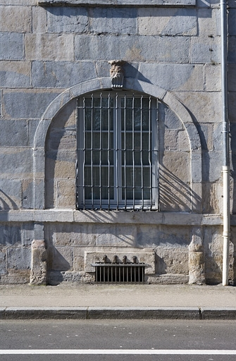Détail d'une arcade boutiqière murée sur la façade latérale gauche. © Yves Sancey / Région Bourgogne-Franche-Comté, Inventaire du patrimoine - 2007