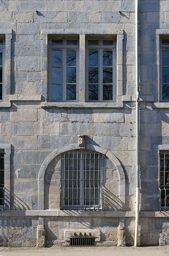 Détail de quelques baies sur la façade latérale gauche. © Yves Sancey / Région Bourgogne-Franche-Comté, Inventaire du patrimoine - 2007