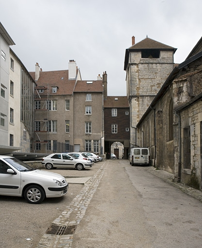 Vue de l'arrière de l'immeuble depuis le fond de l'impasse. © Yves Sancey / Région Bourgogne-Franche-Comté, Inventaire du patrimoine - 2007