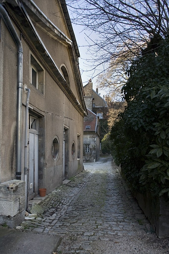 Vue d'ensemble de profil du bâtiment des remise et écurie gauche. © Yves Sancey / Région Bourgogne-Franche-Comté, Inventaire du patrimoine - 2007