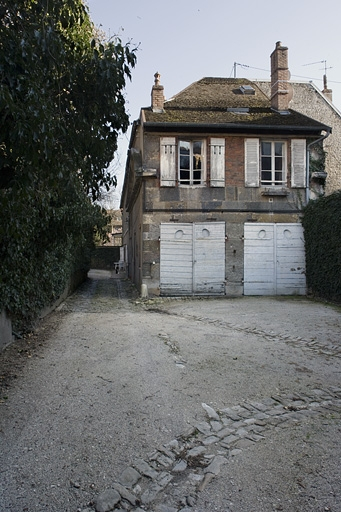 Vue d'ensemble de face du bâtiment des remise et écurie gauche. © Yves Sancey / Région Bourgogne-Franche-Comté, Inventaire du patrimoine - 2007
