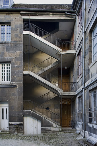 Vue d'ensemble de l'escalier à cage ouverte sur cour. © Yves Sancey / Région Bourgogne-Franche-Comté, Inventaire du patrimoine - 2007