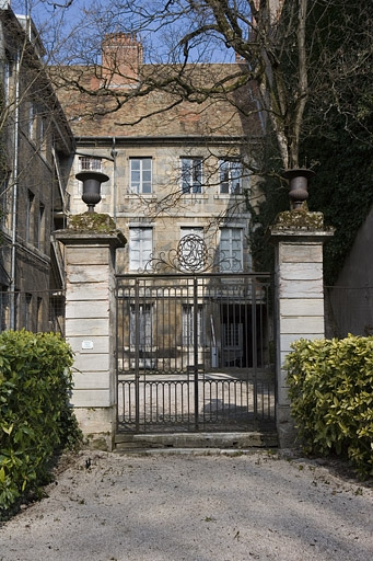 Vue d'ensemble de la grille du jardin depuis l'intérieur du jardin. © Yves Sancey / Région Bourgogne-Franche-Comté, Inventaire du patrimoine - 2007