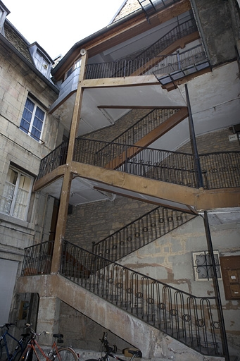 Vue d'ensemble de l'escalier à cage ouverte sur cour. © Yves Sancey / Région Bourgogne-Franche-Comté, Inventaire du patrimoine - 2007