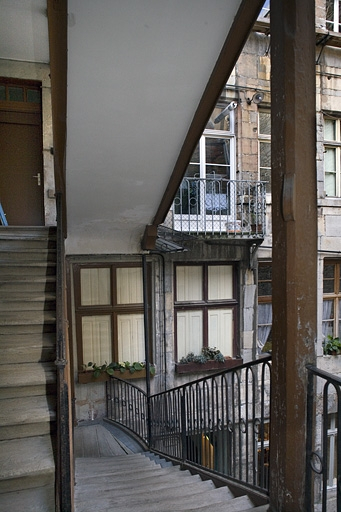 Vue de la façade sur cour du logis principal depuis l'escalier. © Yves Sancey / Région Bourgogne-Franche-Comté, Inventaire du patrimoine - 2007