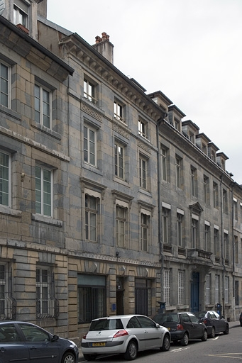 Vue d'ensemble du logis principal depuis la rue, de trois quarts gauche. © Yves Sancey / Région Bourgogne-Franche-Comté, Inventaire du patrimoine - 2007