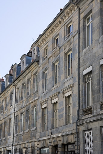 Vue rapprochée de la façade sur rue de trois quarts droit. © Yves Sancey / Région Bourgogne-Franche-Comté, Inventaire du patrimoine - 2007