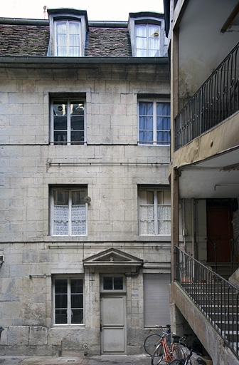 Vue de la façade sur cour du logis secondaire. © Yves Sancey / Région Bourgogne-Franche-Comté, Inventaire du patrimoine - 2007