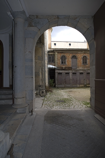 Vue des dépendances en fond de cour depuis le passage cocher. © Yves Sancey / Région Bourgogne-Franche-Comté, Inventaire du patrimoine - 2007
