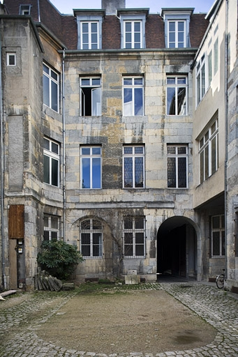 Vue d'ensemble des façades sur cour depuis le fond de la parcelle. © Yves Sancey / Région Bourgogne-Franche-Comté, Inventaire du patrimoine - 2007