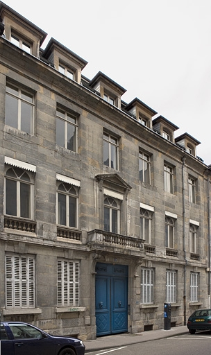 Vue d'ensemble du logis principal depuis la rue, de trois quarts gauche. © Yves Sancey / Région Bourgogne-Franche-Comté, Inventaire du patrimoine - 2007