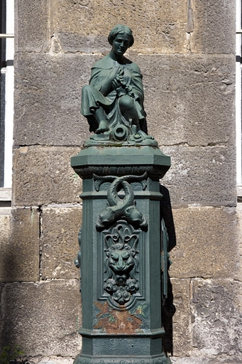 Vue de la partie supérieure de la borne fontaine. © Yves Sancey / Région Bourgogne-Franche-Comté, Inventaire du patrimoine - 2007