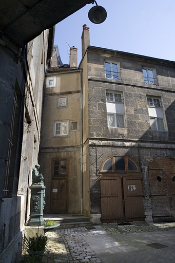 Vue de l'angle gauche de l'aile sur cour depuis l'entrée. © Yves Sancey / Région Bourgogne-Franche-Comté, Inventaire du patrimoine - 2007