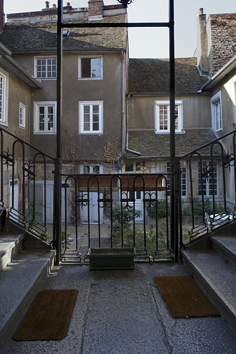 Vue des bâtiments en fond de cour depuis le premier palier de l'escalier. © Yves Sancey / Région Bourgogne-Franche-Comté, Inventaire du patrimoine - 2007