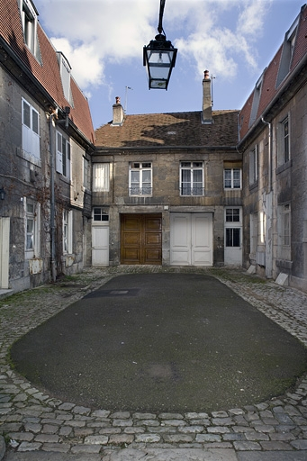 Vue d'ensemble de la cour depuis l'entrée. © Yves Sancey / Région Bourgogne-Franche-Comté, Inventaire du patrimoine - 2007