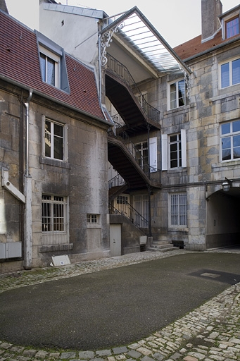 Vue d'ensemble de trois quarts droit depuis le fond de la cour. © Yves Sancey / Région Bourgogne-Franche-Comté, Inventaire du patrimoine - 2007