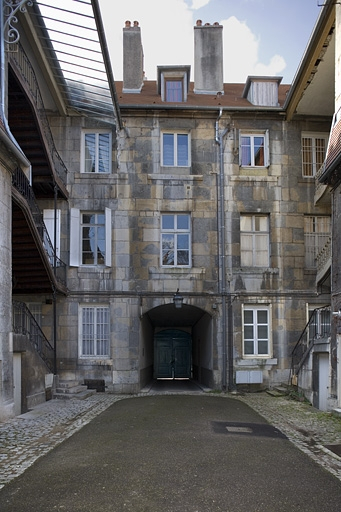 Vue d'ensemble de façade sur cour du logis principal. © Yves Sancey / Région Bourgogne-Franche-Comté, Inventaire du patrimoine - 2007