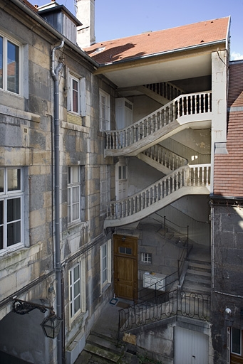 Vue d'ensemble de l'escalier à droite de la cour. © Yves Sancey / Région Bourgogne-Franche-Comté, Inventaire du patrimoine - 2007