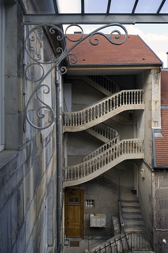 Vue d'ensemble de l'escalier droit depuis l'escalier gauche. © Yves Sancey / Région Bourgogne-Franche-Comté, Inventaire du patrimoine - 2007