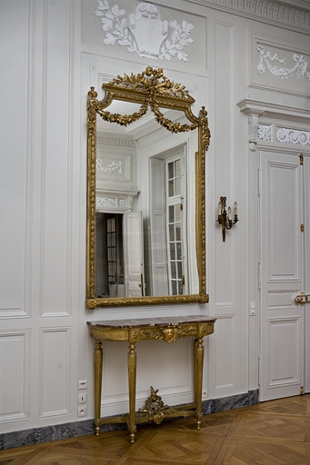 Détail du miroir et de la console situés dans l'antichambre. © Yves Sancey / Région Bourgogne-Franche-Comté, Inventaire du patrimoine - 2007