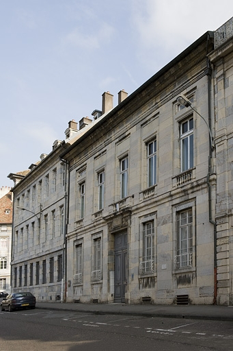 Vue d'ensemble de la façade sur rue, de trois quarts droit. © Yves Sancey / Région Bourgogne-Franche-Comté, Inventaire du patrimoine - 2007