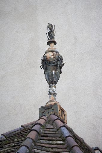 Détail d'un épi de faîtage sur l' une des toiture des communs. © Yves Sancey / Région Bourgogne-Franche-Comté, Inventaire du patrimoine - 2007