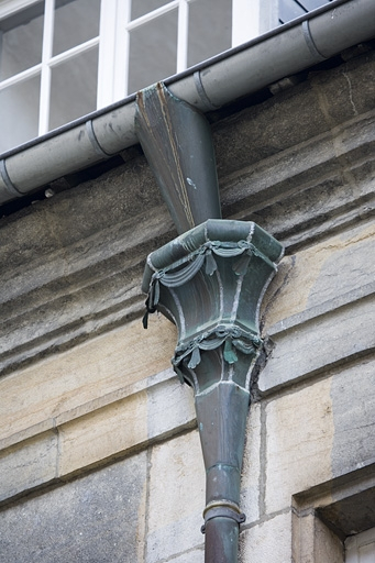 Détail d'une cuvette de descente des eaux sur la façade postérieure du logis principal. © Yves Sancey / Région Bourgogne-Franche-Comté, Inventaire du patrimoine - 2007