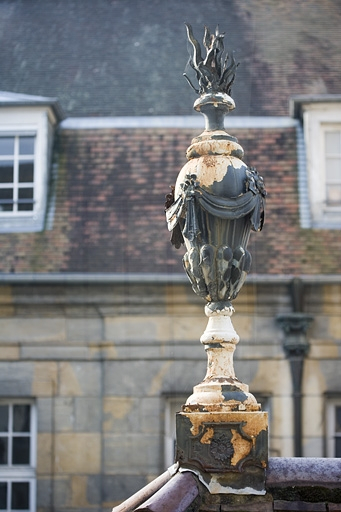 Détail d'un épi de faîtage sur le bâtiment droit des communs. © Yves Sancey / Région Bourgogne-Franche-Comté, Inventaire du patrimoine - 2007