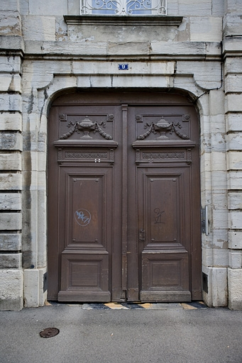Détail du portail d'entrée, 9 rue Charles Nodier. © Yves Sancey / Région Bourgogne-Franche-Comté, Inventaire du patrimoine - 2007
