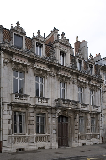 Vue d'ensemble de la façade sur rue, 9 bis rue Charles Nodier, de trois quarts gauche. © Yves Sancey / Région Bourgogne-Franche-Comté, Inventaire du patrimoine - 2007