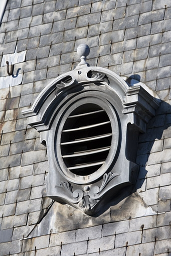 Détail d'une lucarne sur la toiture de la tourelle d'escalier. © Yves Sancey / Région Bourgogne-Franche-Comté, Inventaire du patrimoine - 2007