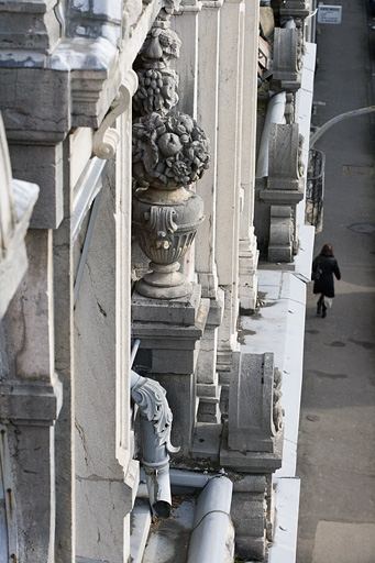 Détail d'un pot à fleurs décorant la façade sur rue : de profil. © Yves Sancey / Région Bourgogne-Franche-Comté, Inventaire du patrimoine - 2007