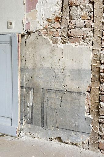 Détail d'une peinture murale sous un lambris d'appui dans une pièce du premier étage : vue rapprochée. © Jérôme Mongreville / Région Bourgogne-Franche-Comté, Inventaire du patrimoine - 2007
