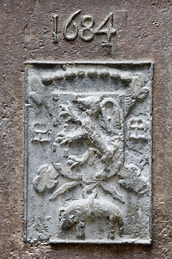 Détail central d'une plaque de cheminée entreposée dans la cour. © Jérôme Mongreville / Région Bourgogne-Franche-Comté, Inventaire du patrimoine - 2007